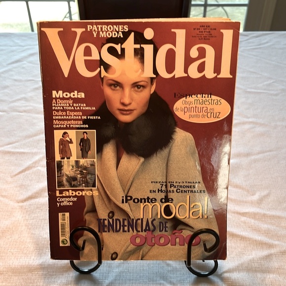 VESTIDAL FASHION MAGAZINES SET OF 3 - Picture 2 of 16